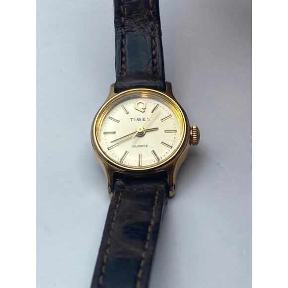 VTG Petite Women's Timex Q T-CELL Watch 19mm - Adjustable Band - New Battery 6" - Picture 5 of 8